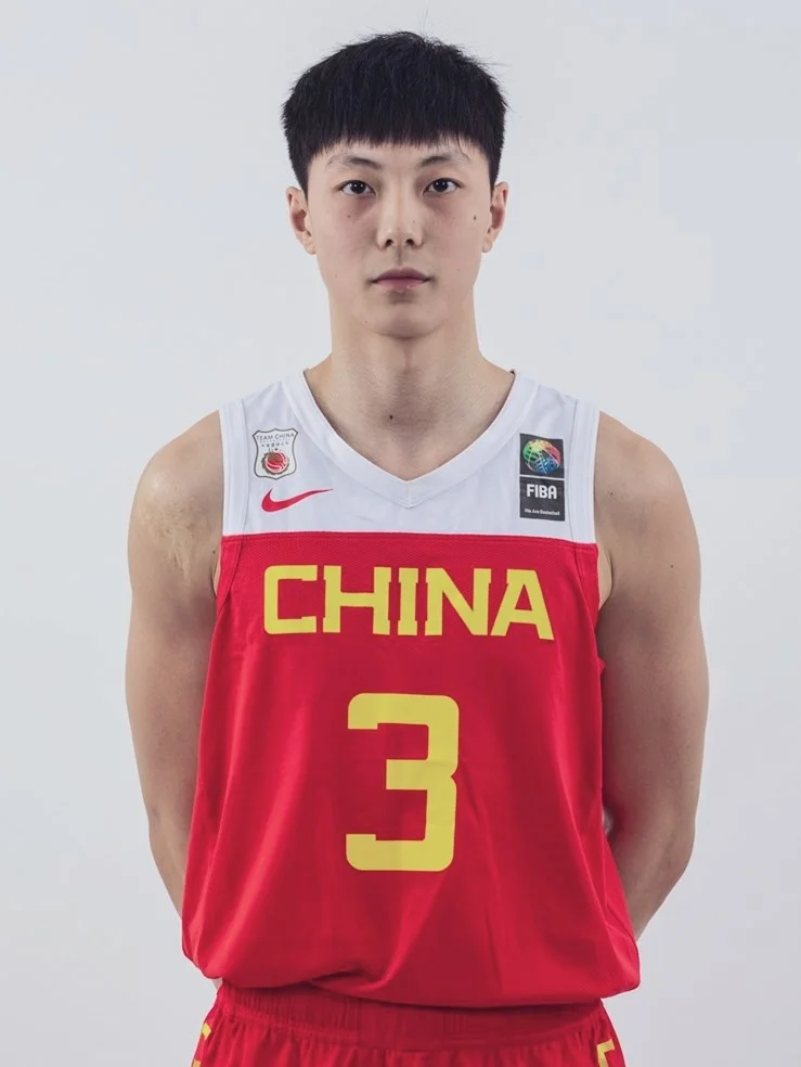 福建男篮在比赛中全力以赴，取得重要胜利